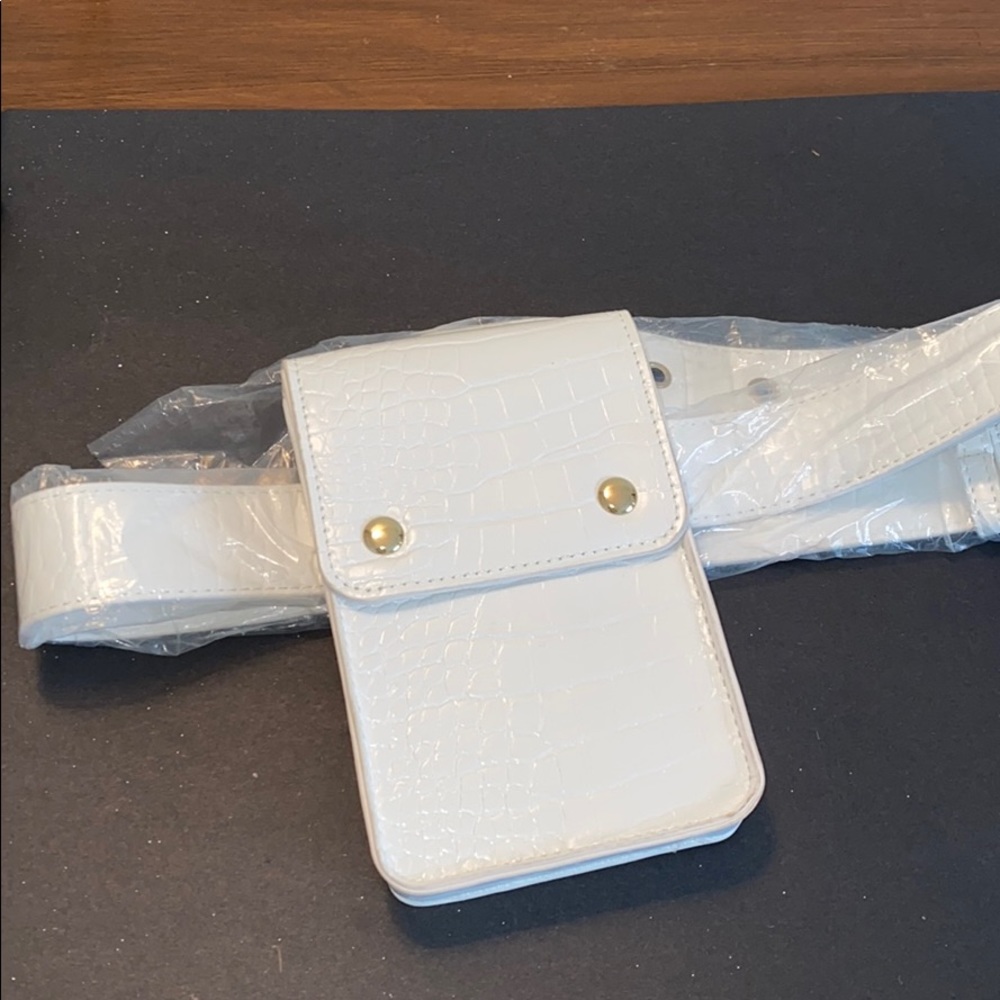 🔴 White Unworn belt handbag